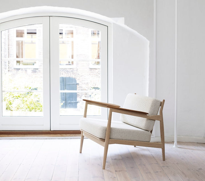 MO 107 Lounge Chair, white-oiled oak frame/textile cushions